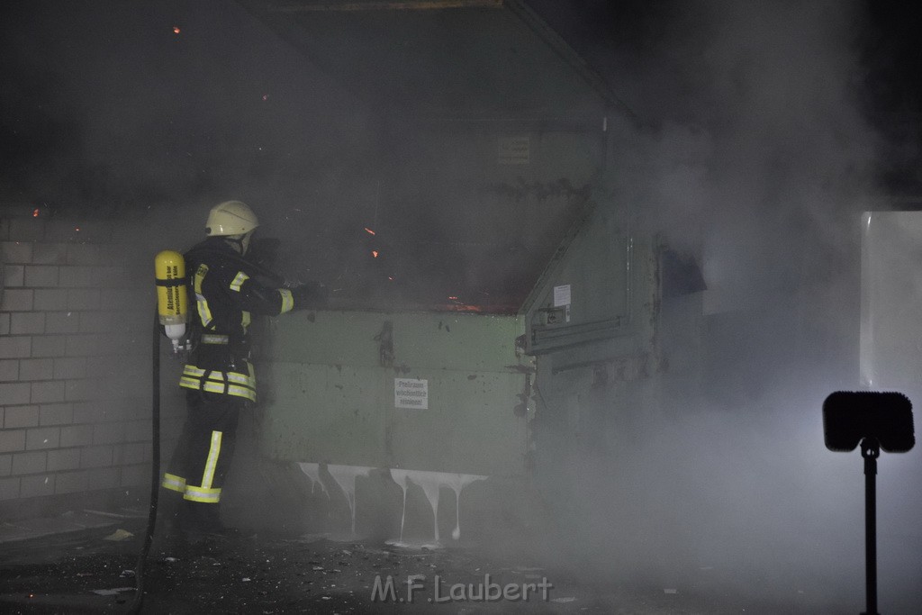 Feuer Papp Presscontainer Koeln Hoehenberg Bochumerstr P083.JPG - Miklos Laubert